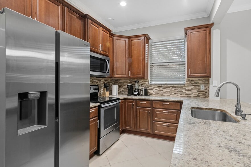 FULLY EQUIPED KITCHEN - 431 Arlington Rd N