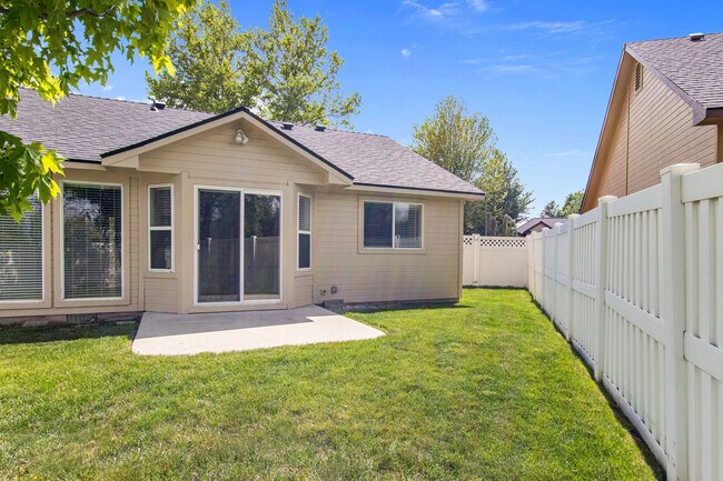 Building Photo - 2870 N High Desert Wy
