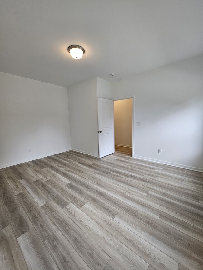 Building Photo - 128 Rosebush Ln