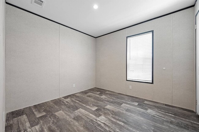 Building Photo - 305 W Buell Dr