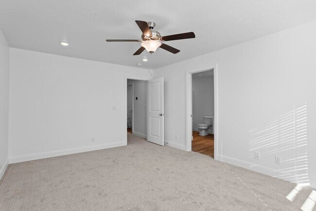 Building Photo - Beautiful 3 Bedroom Townhome in Desert Color. Internet Included!