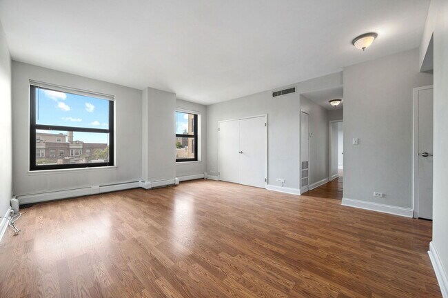 Building Photo - 2100 N Lincoln Park W