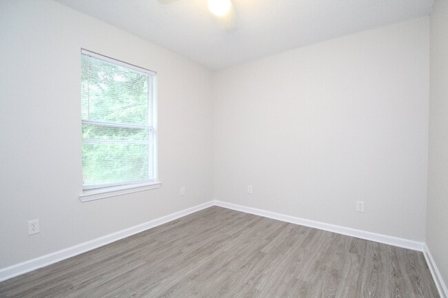 Building Photo - Updated 3/2 Brick Duplex in Northwest Pens...