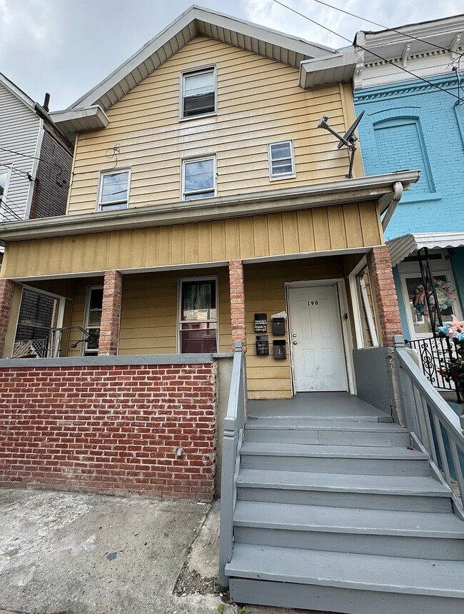 Building Photo - 198 Parker St