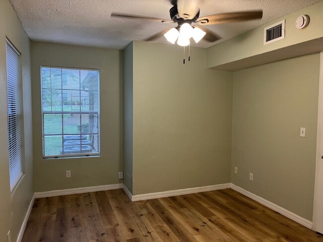 Building Photo - 355 Lakepointe Dr