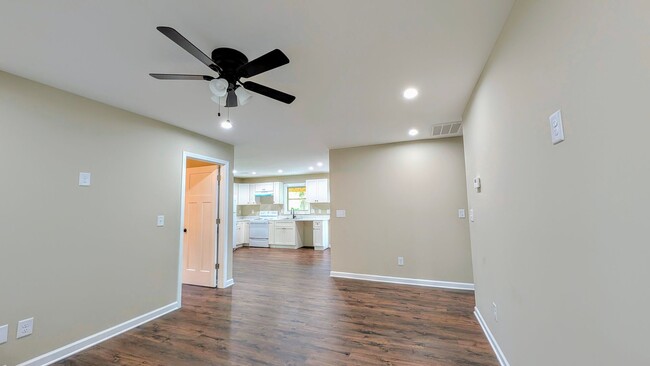 Building Photo - Newly Renovated | Upstairs Duplex | Minute...