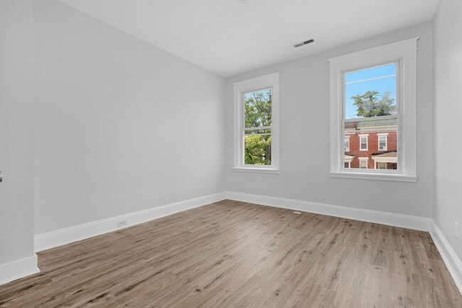 Building Photo - 4 Bedroom 2 Bathroom in Lower Edmondson Village