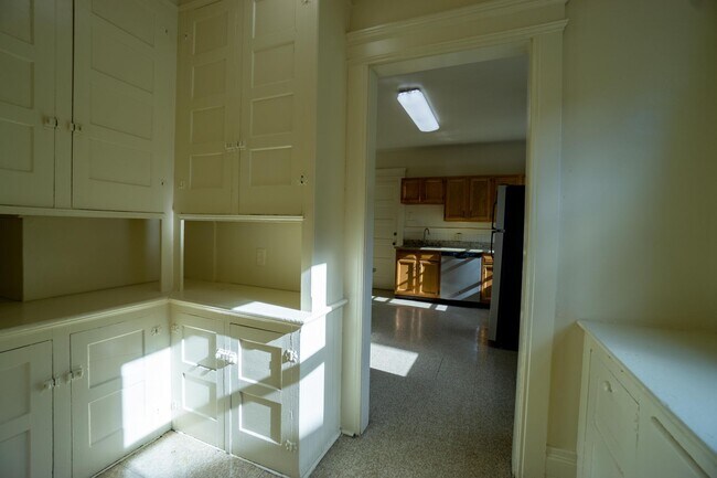 Building Photo - AVAILABLE 8/1/26 - 3 Bedroom with Off-Stre...