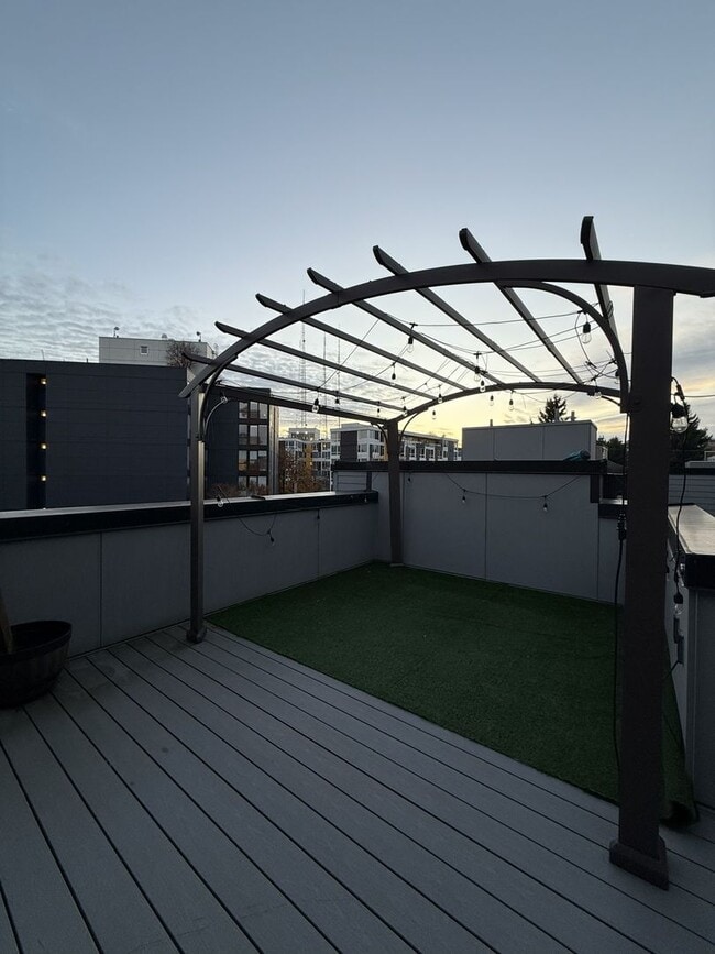 Building Photo - Free Rent Promotions! Modern 2-Bed, 2-Bath Townhome near Madison Valley – Exceptional Light, Desi...