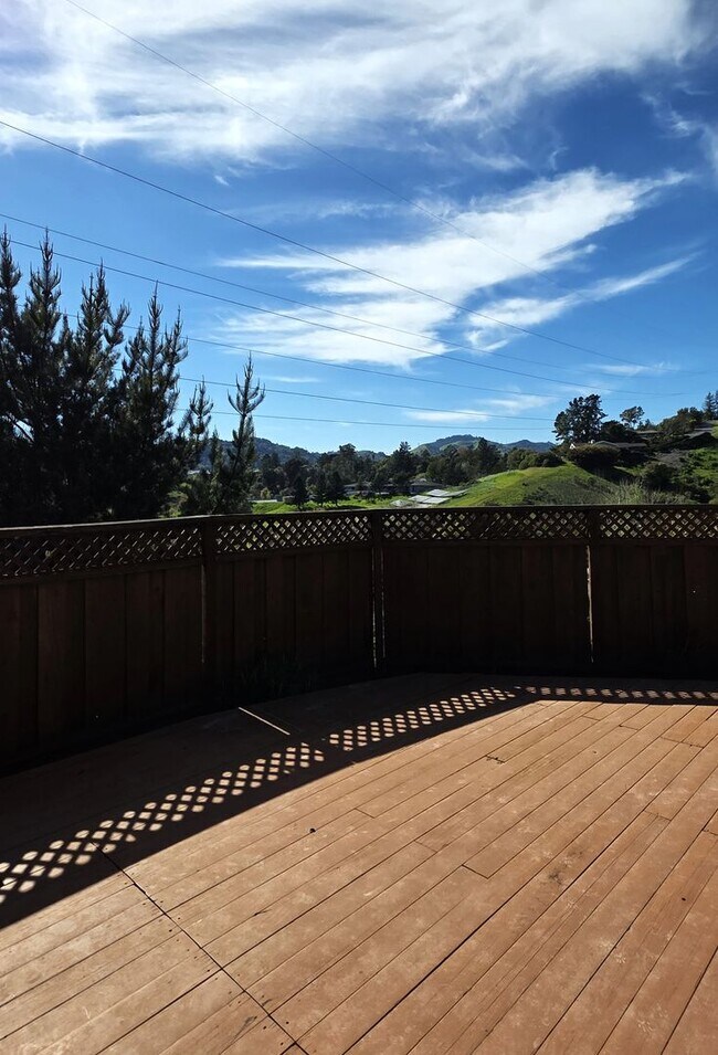 Building Photo - Fabulous Moraga 4bd+den/3ba Property with Stunning Views & Pool/Spa