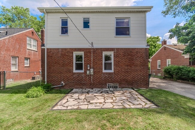 Building Photo - Stunning 4-Bedroom, 2-Bath Home with Moder...