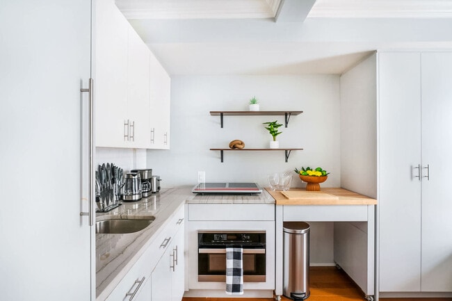 Building Photo - 240 W 73rd St
