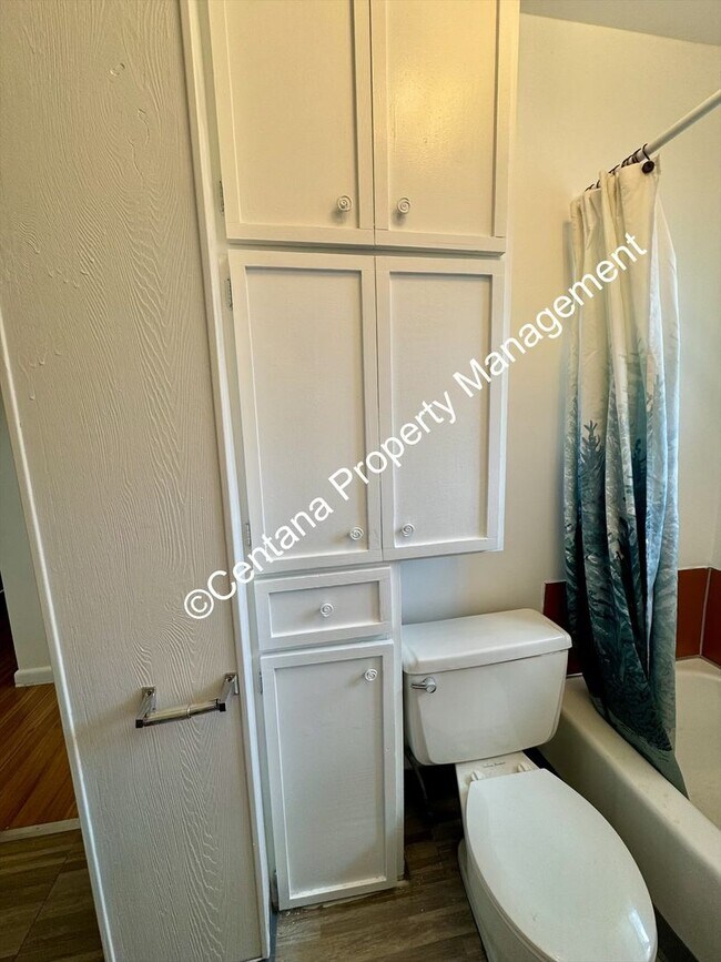 Building Photo - 2 Bedroom House on the Flats with a finish...