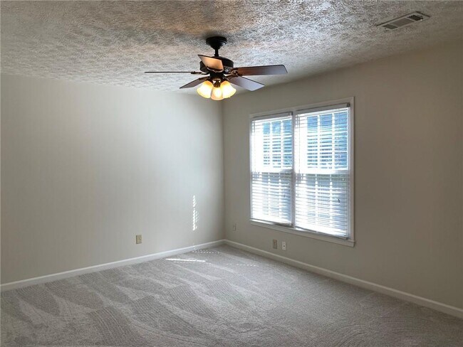 Building Photo - 4536 Woodlawn Lake Dr