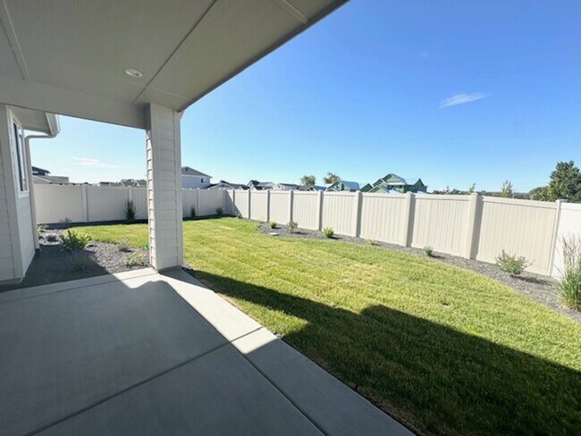 Building Photo - Beautiful 1 year old home available now!