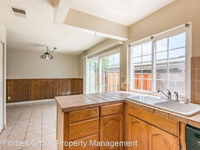 Building Photo - 3 br, 1.5 bath Apartment - 407 Don Carlos Ct