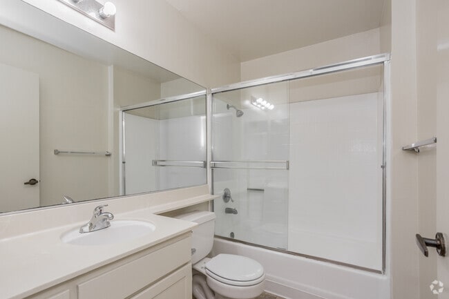 1BR, 1BA, Loft - 850 SF - Lido Apartments - 9915 National Blvd