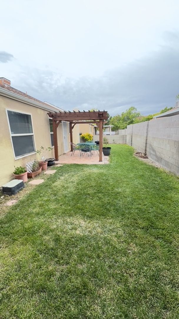 Building Photo - Discover this 3-bedroom, 2-bath home in northwest Albuquerque