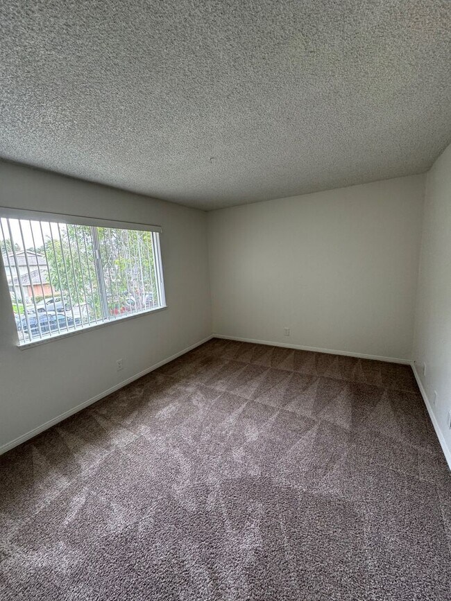 Building Photo - 2 Bedroom 1 Bath for rent in Port Hueneme near Oxnard Harbor