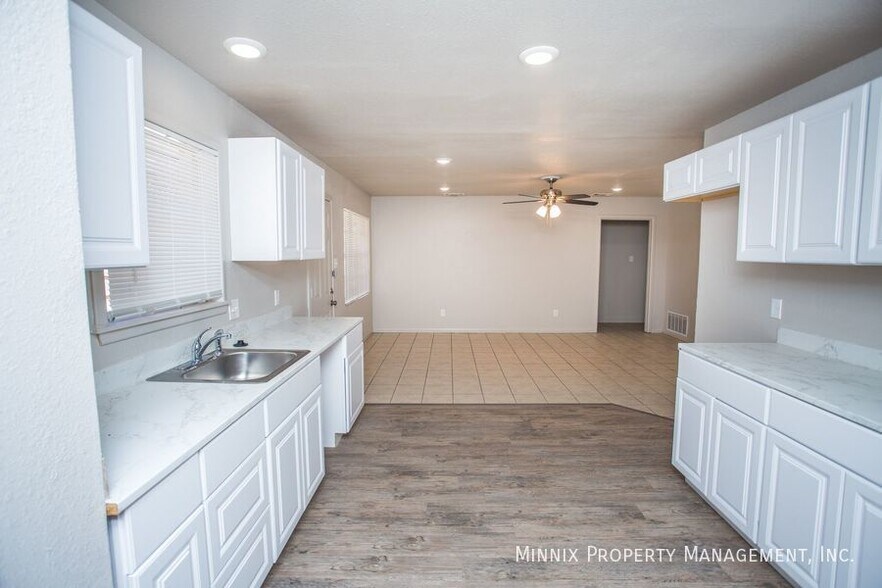 Building Photo - 924 Adrian St