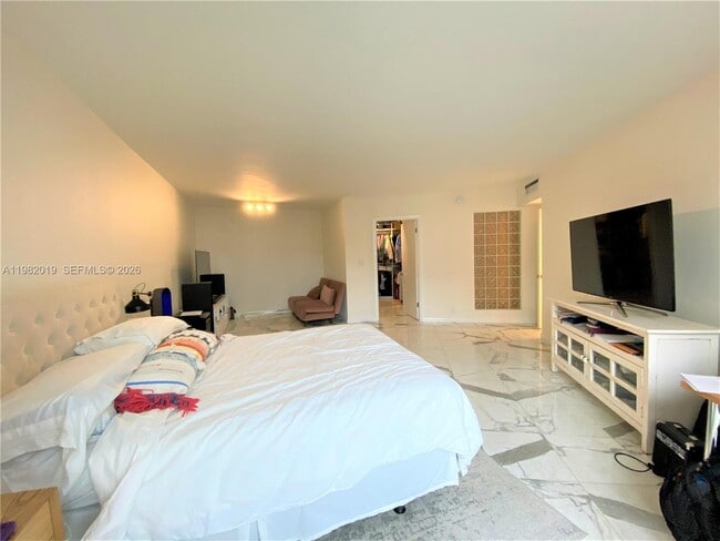 Building Photo - 1121 Crandon Blvd