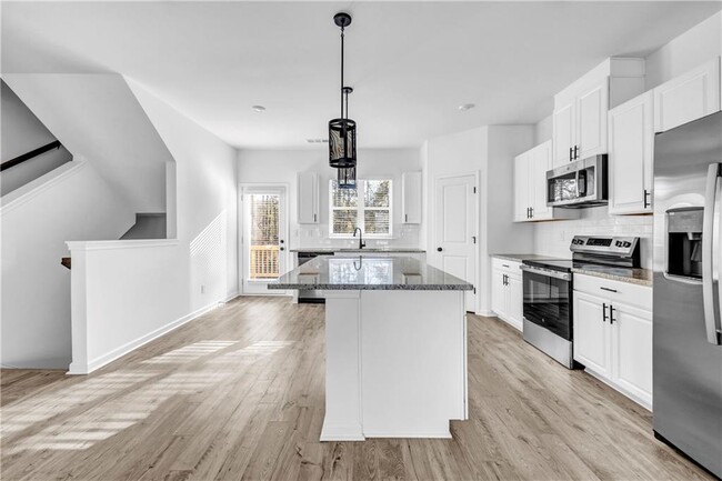 Building Photo - 5772 Schelton Pl