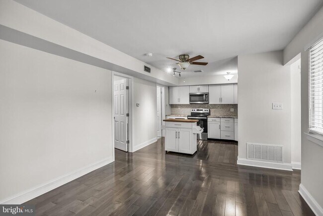 Building Photo - 702 Abbey Ct