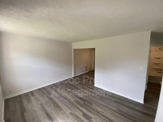 Building Photo - 114-116 Loch Lane Drive Apt 8