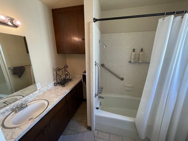 Building Photo - Large 3 Bedrrom 2 Bath Home Close to Orovi...