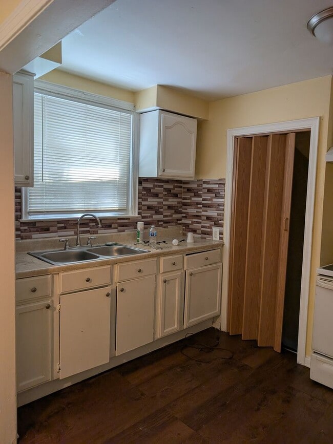 Building Photo - 3 bedroom 1 bath Detroit westside near 8 m...