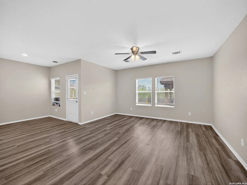 Building Photo - Room in House on Daisy Meadow
