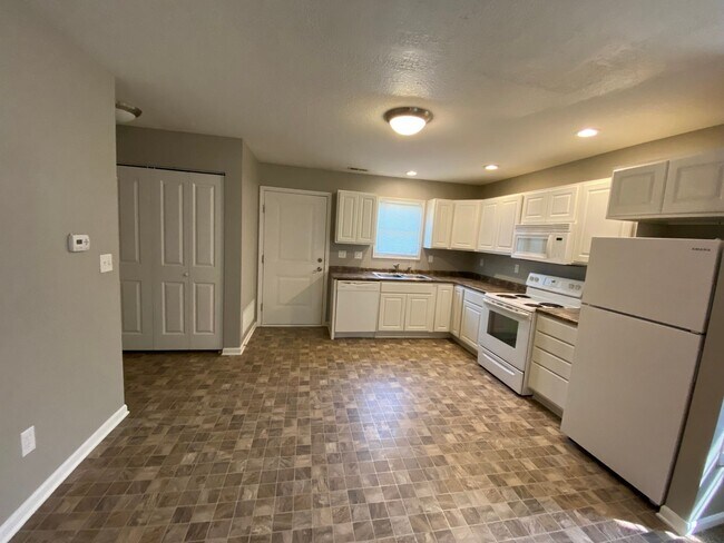 Building Photo - Fox Run Townhomes 1
