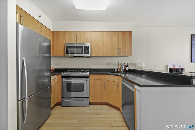 Building Photo - 25 Forest St