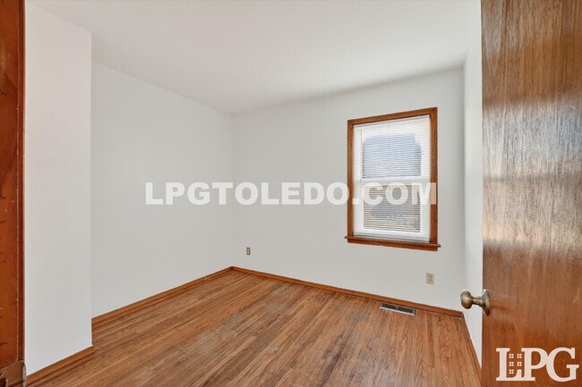 Building Photo - 1525 Akron St