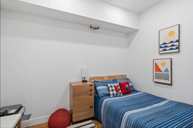 Building Photo - Industrial Chic 3bed/3bath loft style cond...