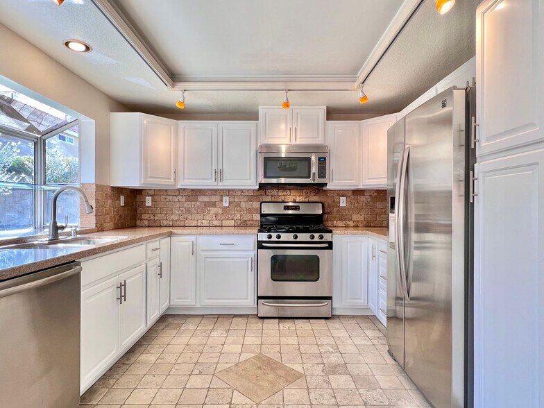 Building Photo - 28556 Rancho-Laguna