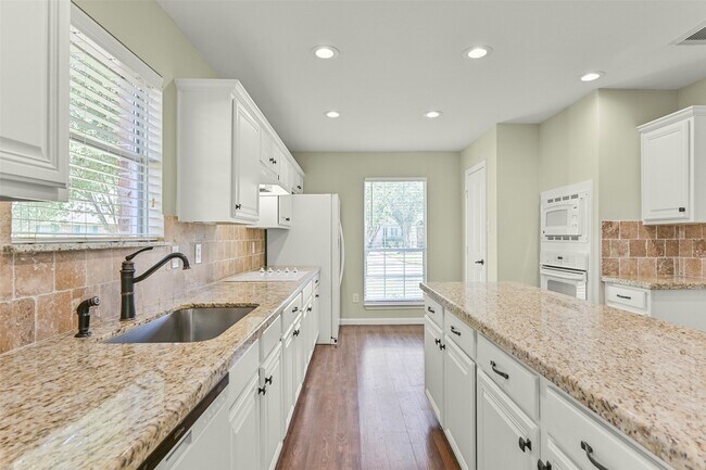 Building Photo - 313 Winding Oak Ln S