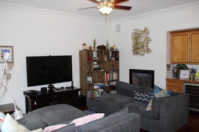 Building Photo - Gorgeous Single Story 3 Bedroom, 2 Bath wi...