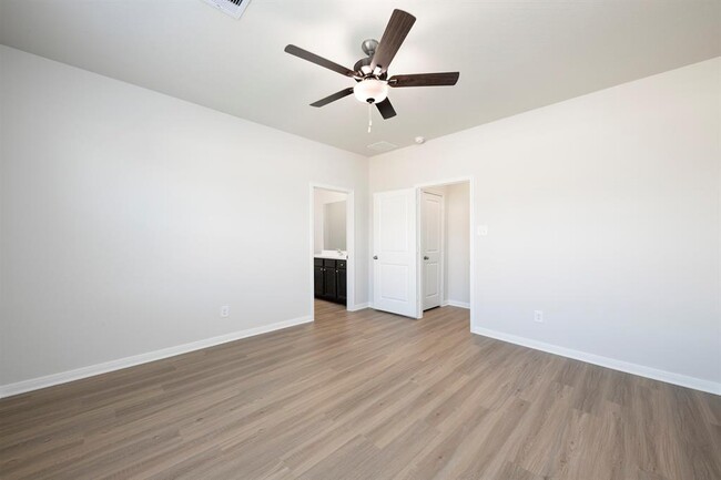 Building Photo - 15403 Maple Ter Dr