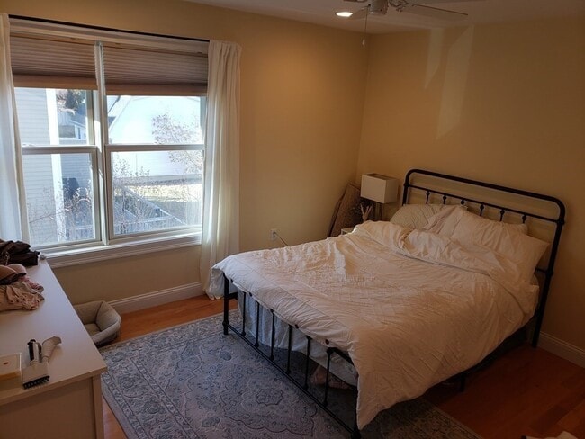 Building Photo - 11 Oak St