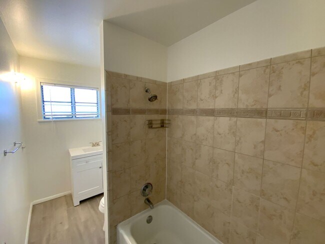 Building Photo - 3 Bedroom Single Story Available Near Coma...
