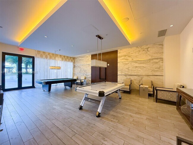 Building Photo - 999 SW 1st Ave