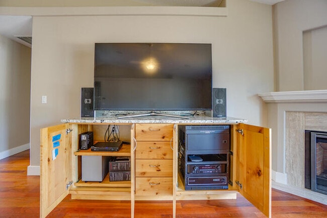 Building Photo - BEAUIFUL RAMBLER IN SOUTHVIEW HEIGHTS