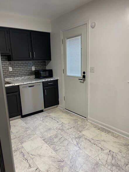 Building Photo - 147 Holmes St