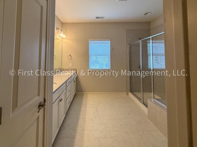 Building Photo - 565 Park View Drive