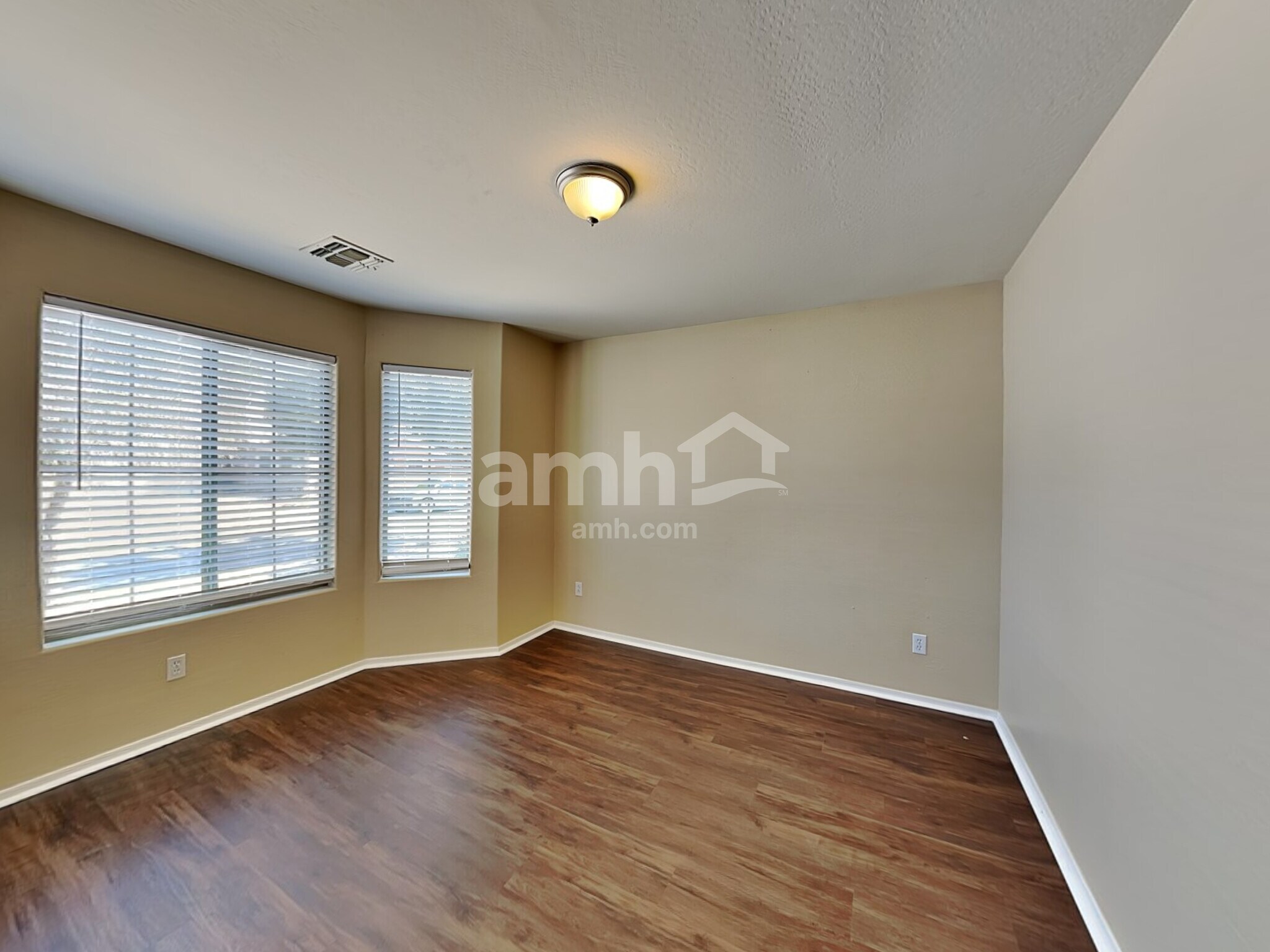 Building Photo - 16261 W Hope Dr