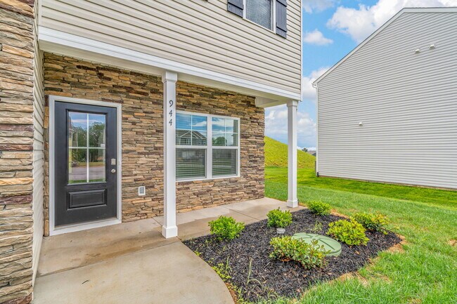 Building Photo - 944 Utopia Ln