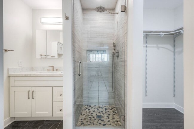 Building Photo - Updated 2-bedroom 2-bath condo in North Park!