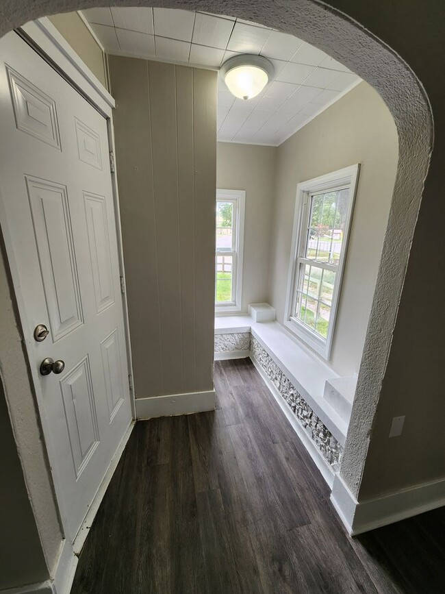 Building Photo - Spacious 2-Bedroom, 1-Bathroom Home AVAILABLE NOW!!