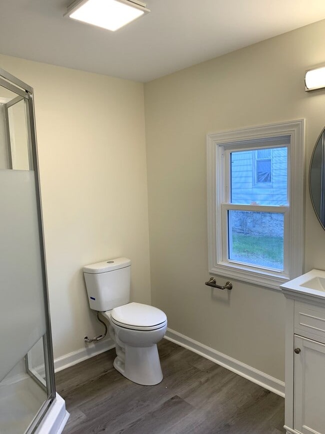Building Photo - Newly renovated 4 bed/2.5 bath single fami...
